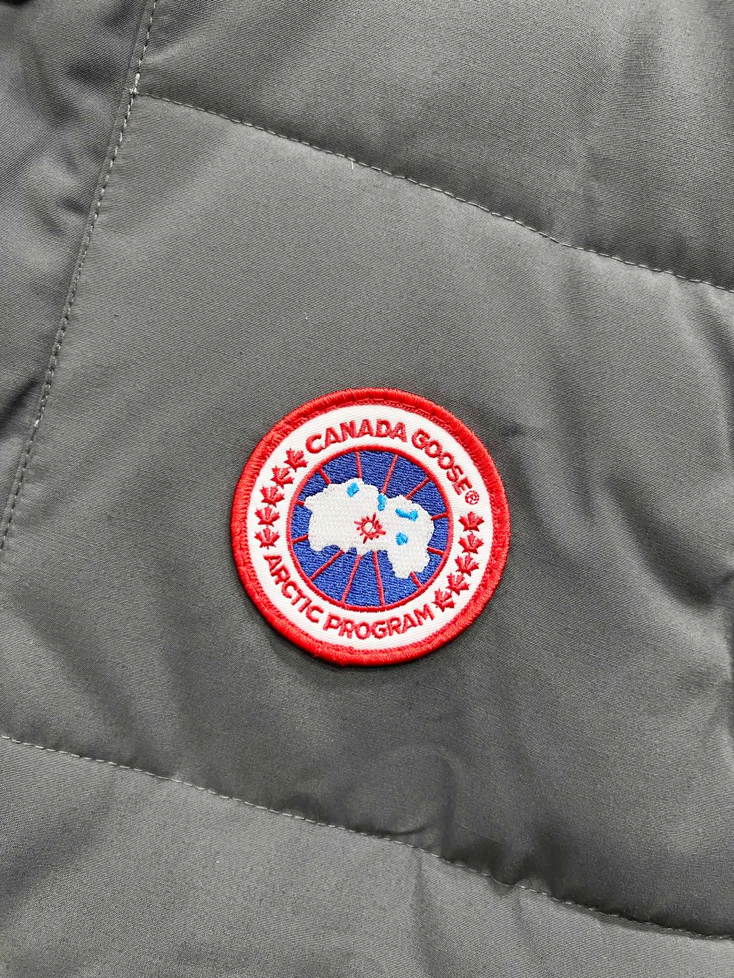 P330 model number: YC28 Canada goose/Canada Goose 4154M Freestyle Crew down vest, using international 50 down, genuine original clothing, pay attention to the version, YKK double zipper, velvet on the back collar, more warm, zippered hidden pocket on the inside, genuine mesh pockets on the inside. If you need to compare with the genuine product, check it out at any time. Accessories are all customized from the original factory. The fabric is molded and customized according to the original version. It can be restored by kneading it at will (fabric interpretation: the harder the fabric, the better the waterproof performance. Only those who buy the latest authentic version this year will notice the softness and comfort of the fabric. Soft fabrics are waterproof and have memory rebound function, which is the authentic fabric). The down is synchronized with genuine white duck down, fluffy and not clumps. The original version of Big Goose is white duck down. It is not the goose down boasted by the world's random copywriting. It can be verified through any official channel. Customized authentic YKK double zipper military-grade copper core zipper puller. High hardness and no jamming. The original smoothness is restored. The workmanship and wiring are all controlled by workers with more than ten years of service. They must be horizontal and vertical. No crookedness. The inner wiring density is more sophisticated. Feel free to compare. Big goose label. Collar label. Washed label. Hangtag. Zipper rope. Pocket label. Collar velvet. Buttons. All details are updated simultaneously with the original version. The best version. A fighter in a world-famous vest. Compare to the entire network. Color: Black White Navy Blue Gray Gray Gray Label Size: S-XXL